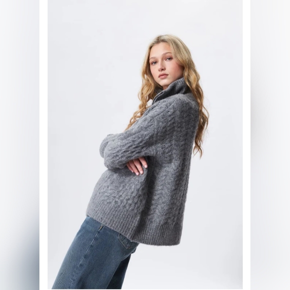 Beautiful Chunky Zip-Up Sweater - Picture 4 of 9